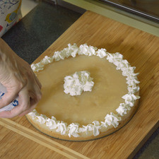 Decorar con la crema batida.