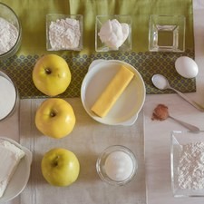 Ingredientes para Para la cubierta 1 taza de harina 180 gramos de mantequilla 1/2 taza de azúcar Ingredientes para Para la tarta 3 2/3 tazas de harina de trigo 1 cucharita de sal 1/2 taza de manteca 3 cucharadas de agua fría Ingredientes para para el relleno 180 gramos de queso crema 1/2 taza de azúcar 1 pieza de huevo 5 piezas de manzana 1/2 taza de harina 1/2 taza de azúcar canela en polvo al gusto