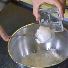 Para la tarta Se mezcla harina, sal manteca revolviendo con las manos ó con un tenedor, al último agregr el agua.