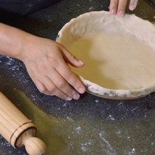 Hacer una masa y dejar reposar. Extender sobre una superficie enharinada y extender sobre un molde redondo.