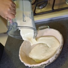 Para el relleno Mezclar en la licuadora queso, huevo y 1/2 de azúcar. Colocar esto sobre la tartaleta.