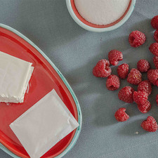 Ingredientes para receta 4 cucharadas de azúcar blanca 95 gramos de queso crema 7 gramos de grenetina natural 2 tazas de frambuesas S 14645 1475612988