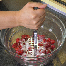 Machacar con el machacador de frijoles, hasta obtener que las frambuesas queden machacadas. S 14649 1475612984