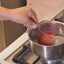 Poner a calentar la taza con la grenetina ya hidratada dentro de una olla con agua a lumbre bajita mezclando hasta que se disuelva. Dejar enfriar. S 14652 1475612979