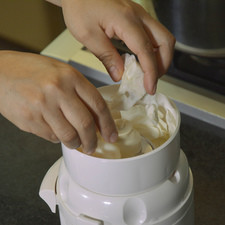 Colocar los trozos de repollo y la zanahoria cortada en el procesador de alimentos y triturar hasta que la mezcla quede finamente picada.