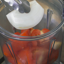 Colocar los jitomates cortados en cuartos junto con el diente de ajo y el trocito de cebolla en el vaso de la licuadora, agregar u poquito de agua. S 14693 1475612833