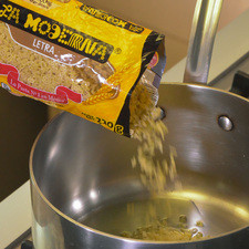 Calentar el aceite en la olla y sofreír la pasta hasta que se vea un poco dorada. S 14695 1475612833