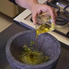 Añadir sal, el jugo de limón y aceite de oliva y revolver bien con la ayuda de una cuchara.