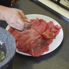 Colocar el filete de res en un plato y barnizar con la mezcla por ambos lados. Dejar reposar durante 10 minutos.