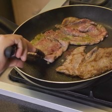 Calentar un sartén o una plancha y cuando esté bien caliente, asar cada filete por ambos lados o hasta que estén al término deseado.