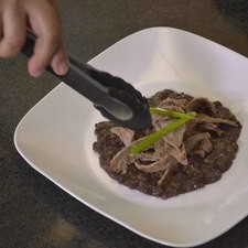 Para servir, coloca cada filete en tiras en un plato y un poco de frijoles refritos.