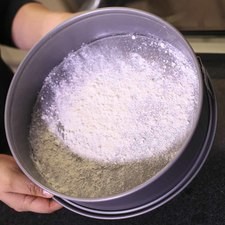 Para preparar el bizcocho, untar con mantequilla y enharinar los moldes. S 14717 1475612784