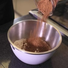 Colocar en un tazón la harina, la cocoa en polvo. S 14719 1475612782