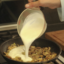 Añadir el yogur a los hongos.