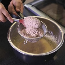 Añadir un poco de la mezcla de ingredientes secos con la ayuda de un colador. S 14724 1475612779