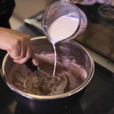 Agregar un poco de leche, mezclar con el batidor de globo hasta integrar todo y continuar con el mismo procedimiento hasta terminar con los ingredientes. S 14725 1475612778