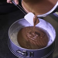 Vaciar la mezcla en los moldes. Hornear entre 30 a 35 minutos, o hasta que al introducir un palillo salga limpio. Dejar enfriar S 14726 1475612778