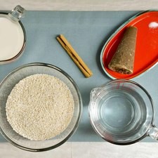 Ingredientes para receta 3 tazas de agua 1 pizca de sal 3 tazas de amaranto 2 tazas de leche de vaca piloncillo al gusto 1 vara de canela entera