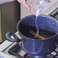 Poner a hervir las 3 tazas de agua junto con la raja de canela y la pizca de sal.