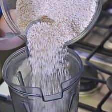 Colocar en el vaso de la licuadora el amaranto.