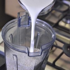 Agregar la leche, moler bien hasta obtener una mezcla homogénea.