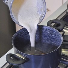 Agregar la mezcla molida a la olla, con el agua hirviendo revolver bien y dejar que hierva durante 10 minutos a fuego bajo.