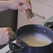 Agregar el piloncillo y dejar hervir 5 minutos más.