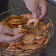 Retirar la cabeza y patas de los camarones. Reservar