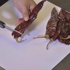 Desvenar los chiles.