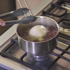 Hervir en una olla honda con un poquito de agua, el diente de ajo y el trozo de cebolla durante 5 minutos. Dejar enfriar.