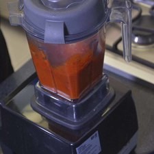 Colocar en el vaso de la licuadora, los chiles junto con el agua donde hirvieron y licuar hasta obtener una mezcla homogénea.