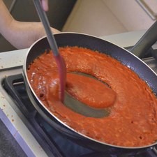 Calentar la cucharada de aceite y sofreír la salsa durante 5 minutos,
