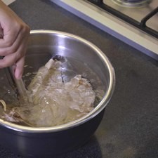Colocar las hojas de maíz en un tazón con agua caliente durante 10 minutos o hasta que se suavicen.
