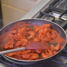 Añadir los camarones y dejar cocer unos minutos más para integrar los ingredientes. Rectificar sazón.