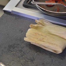 Envolver bien cada uno de los tamales.