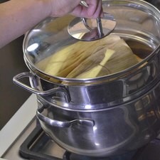 Cocer en la vaporera durante 40 minutos o una hora hasta que la masa se despegue de la hoja.