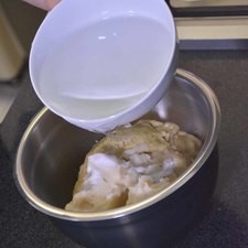 Para preparar la masa colocarla en un tazón y añadir la manteca, sal y un poco de agua tibia y amasar hasta obtener la consistencia deseada.