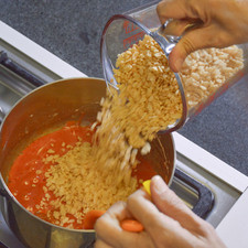 Agregar el cereal y revolver hasta integrar bien. Apagar y dejar enfriar.