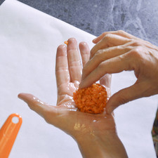 Poner spray de aceite en las manos y hacer bolas con el cereal.