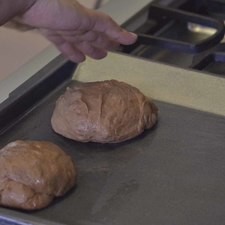 Colocarlas en una charola con un poco de aceite y colocar cada bola separada una de la otra ya que se inflará.