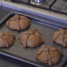 Dejar reposar los panes ya hechos sobre un lugar cálido durante 40 minutos. Hornear a 180° C 350 ° F durante 30 minutos o hasta que se vean cocidos. Retirar del horno y dejar enfriar.