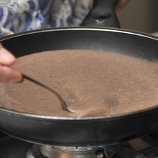 Moler los frijoles con un poco de su caldo en la licuadora hasta que quede una mezcla espesa, vaciarla en un sartén abierto y calentarla un poco. S 1480 1475635426