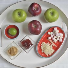 Ingredientes para receta 2 piezas de manzana verde 2 piezas de manzana roja 1 pieza de limón almendra rebanada al gusto mantequilla de cacahuate al gusto mermelada de fresa al gusto malvaviscos miniatura al gusto Help palillos al gusto