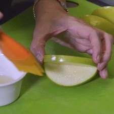 Unta jugo de limón en todas las partes de la manzana que no tienen cáscara.