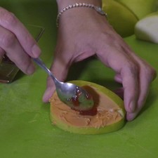 Agrega un poco de mermelada de fresa para simular la lengua.