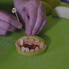 Para formar los ojos, hacer una bolita con el malvavisco y colocar en medio un poquito de mantequilla de maní. Meter un palillo en la bolita y colocarla en la parte de atrás de la boca.