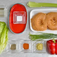 Ingredientes para receta 500 gramos de carne molida de pollo 1 pieza de pimiento morrón rojo 1 vara de apio 1 cucharita de paprika 1 cucharada de mostaza dijón sal al gusto pimienta negra molida al gusto 1 pieza de lechuga orejona 1/2 manojo de cebollín 1 cucharada de aceite vegetal comestible