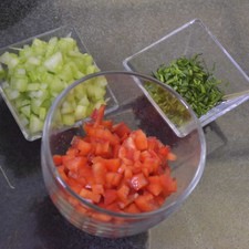 Picar finamente el cebollín y apio, el pimiento morrón en cuadros pequeños descartando la parte blanca. Reservar.