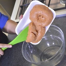 Colocar la carne molida en un tazón.