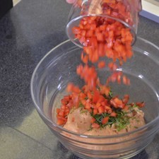 Agregar el cebollín picado, pimiento morrón picado.